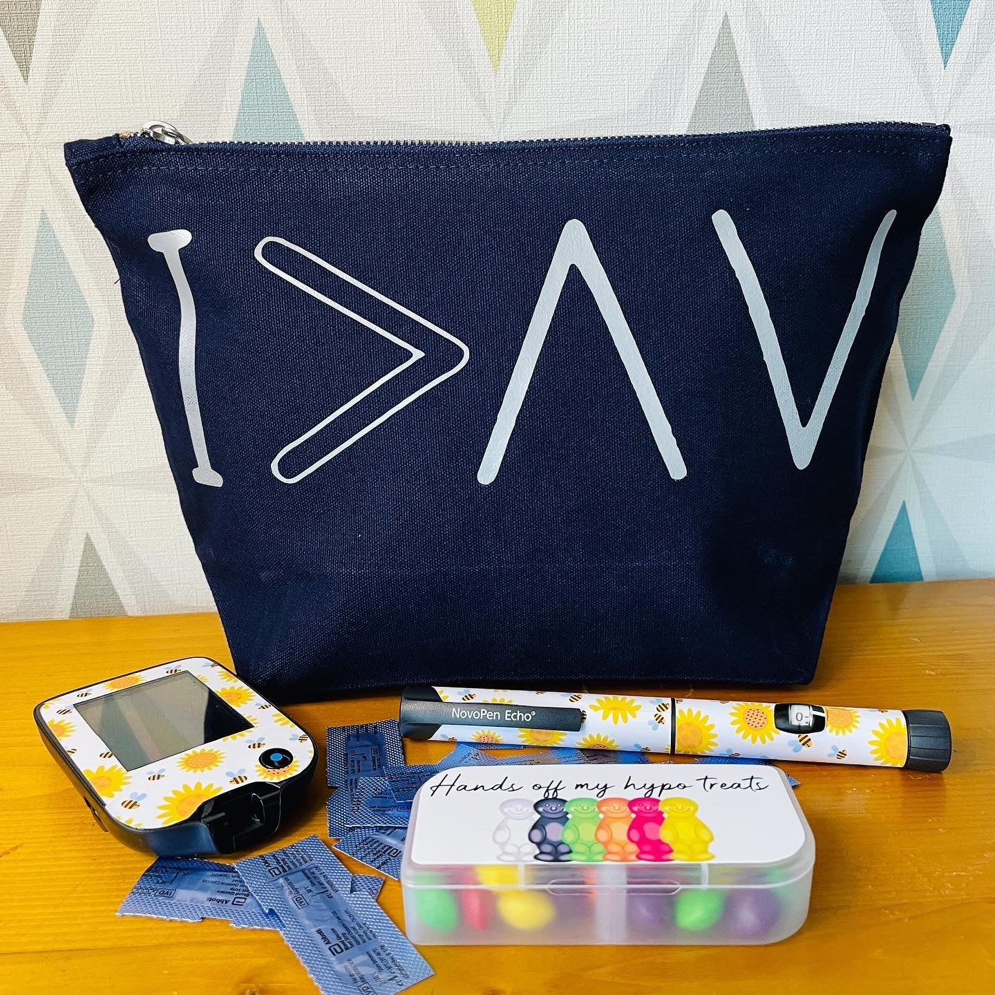 | > ^ V - Wide Base Kit Bag